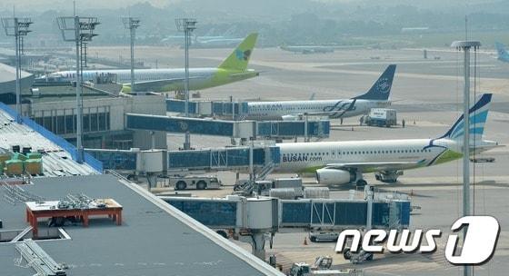본문 이미지 - 한국공항공사와 인천국제공항공사 통계에 따르면 저비용항공이 처음 취항한 2005년 8월 이후 지난달까지 운임을 낸 누적 승객이 1억1천479만명을 기록했다. 11일 서울 강서구 김포공항의 국내선 계류장에서 국내 저비용항공사(LCC; Low Cost Carrier) 여객기들이 운항을 준비하고 있다. 2016.7.11/뉴스1 ⓒ News1 박지혜 기자