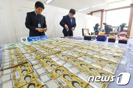 본문 이미지 - 불법 도박사이트를 운영해온 총책 등으로부터 압수한 증거품 공개 자료사진./뉴스1 ⓒ News1 