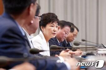 본문 이미지 - 박근혜 대통령이 11일 오전 청와대 집현실에서 수석 비서관회의를 주재하고 있다. (청와대 제공) 2016.7.11/뉴스1 ⓒ News1 이광호 기자