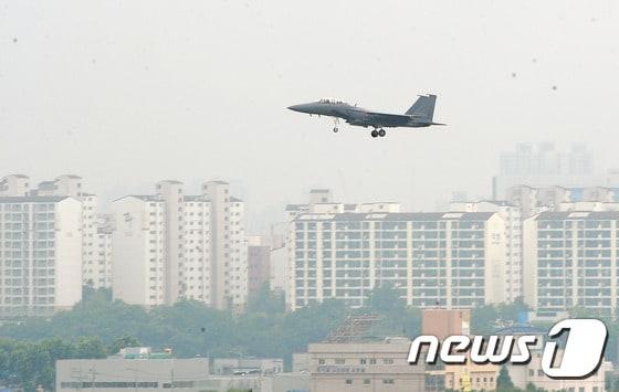 본문 이미지 - 경북도는 10일 도청 회의실에서 ‘K-2 민군복합커뮤니티센터 건립 타당성 조사 용역’ 최종보고회를 열고 사업 추진 필요성을 논의했다. 뉴스1 