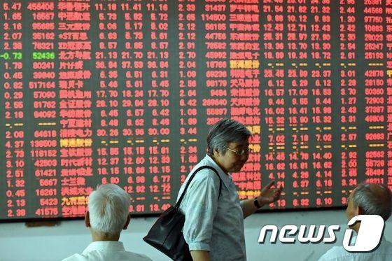 본문 이미지 - 중국 저장성 항저우의 증권사. ⓒ AFP=뉴스1