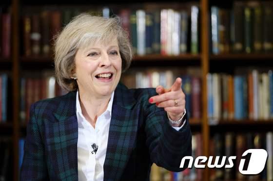 본문 이미지 - 영국 차기 총리 후보인 테레사 메이 내무장관. ⓒ AFP=뉴스1
