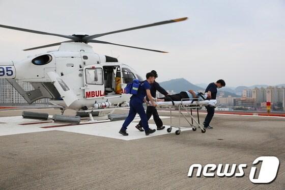 본문 이미지 - 목포한국병원 닥터헬기가 11일 목포한국병원 10층 계류장에서 1000회 출동기록을 세우고 있다.(목포한국병원 제공) 2016.7.12ⓒ News1