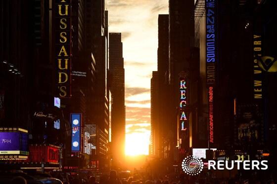 본문 이미지 - 11일&#40;현지시간&#41; 뉴욕에 태양이 질 때 거리와 정확하게 나란히 놓이는 &#39;맨해튼헨지&#39; 현상이 보이고 있다. &#39;맨해튼헨지&#39;는 매년 5월말과 7월초에 볼 수 있는 뉴욕의 대표적인 경치이다ⓒ 로이터=뉴스1 ⓒ News1 우동명 기자