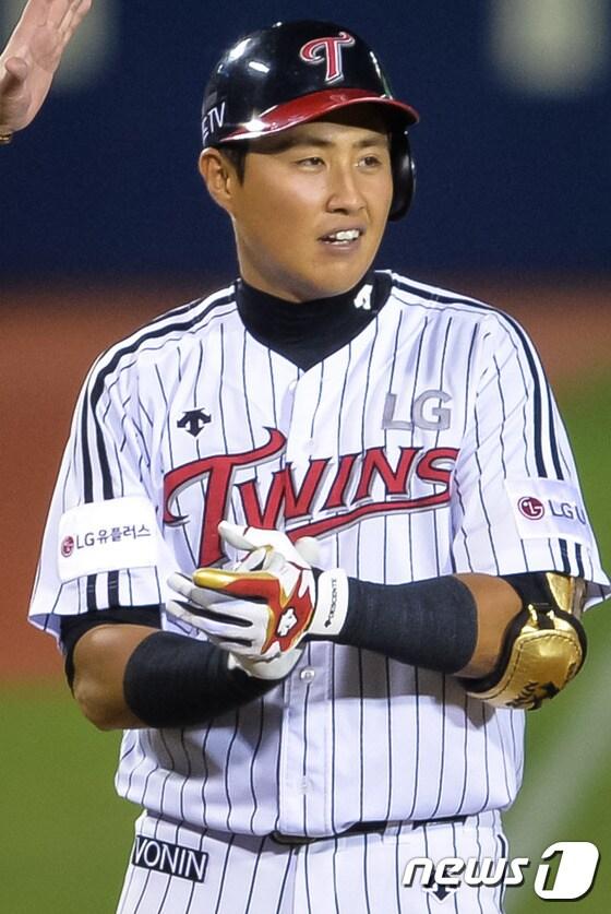 본문 이미지 - 12일 서울 잠실야구장에서 열린 프로야구 '2016 타이어뱅크 KBO 리그' 한화 이글스와 LG 트윈스의 경기에서 7회말 2사 1, 2루 상황 LG 채은성이 2타점 역전 3루타를 날린 후 기뻐하고 있다. 2016.7.12/뉴스1 ⓒ News1 유승관 기자