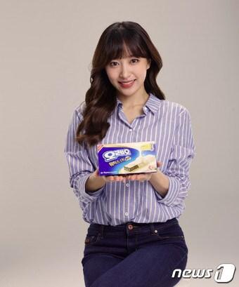 본문 이미지 - ⓒ News1 동서식품은 과자 웨하스에 화이트 초콜릿을 입힌 '오레오 웨하스스틱 화이트'를 출시했다.