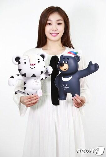 본문 이미지 - 평창 동계올림픽 홍보위원장 김연아가 마스코트 수호랑과 반다비와 포즈를 취하고 있다. (평창 조직위 제공). ⓒ News1