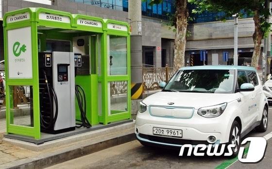 본문 이미지 - 서울시 금천구 가산동 소재 공중전화부스 전기차 충전소. (KT 제공) 2016.7.14/뉴스1 ⓒ News1 추연화 기자