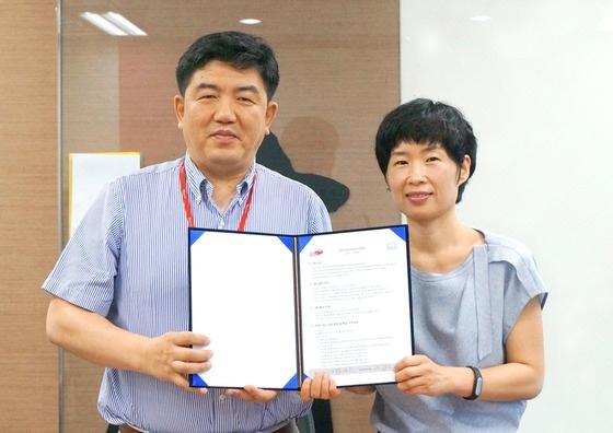 본문 이미지 - 조원호 11번가 마트사업부장(왼쪽)과 이경숙 락앤락 커뮤니케이션본부 이사 / 사진 제공=락앤락 ⓒ News1