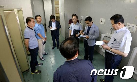 본문 이미지 - 서울시교육청 시민참여 현장검증단이 서울 동대문구 휘경공고에서 낙후된 화장실 시설을 점검하고 있다./뉴스1 ⓒ News1
