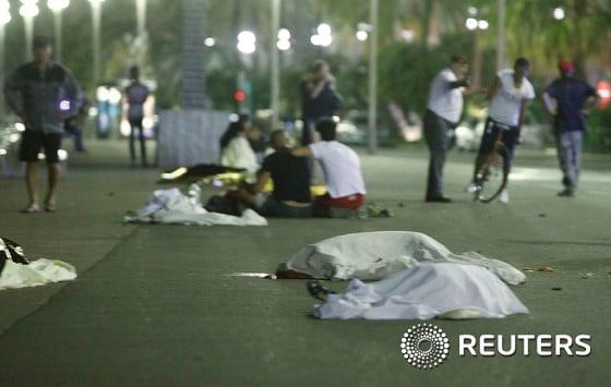 본문 이미지 - 15일(현지시간) 프랑스 니스 라 프로므나드 데 장글레에서 열린 국경일 불꽃놀이를 보다 돌진한 대형트럭에 숨진 희생자의 시신이 길에 널부러져 있다. 이날 80여명이 숨지고 100여명이 다쳤다. ⓒ 로이터=뉴스1 ⓒ News1 우동명 기자