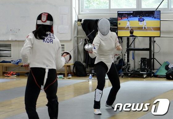 본문 이미지 - 펜싱은 검과 경기 방식에 따라 플뢰레·에페·사브르 등 3종목으로 나뉜다. ⓒ News1 안은나 기자