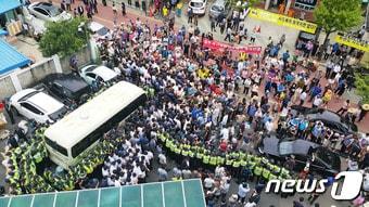 본문 이미지 - 15일 경북 성주군청에서 사드배치에 반대하는 군민들이 황교안 국무총리가 탄 버스를 둘러싼 채 항의하고 있다. 2016.7.15/뉴스1 ⓒ News1 정지훈