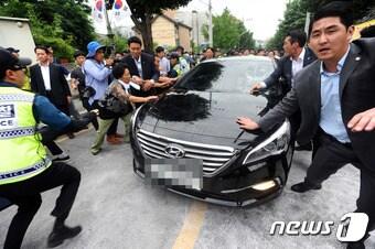 본문 이미지 - 15일 경북 성주군청 앞에서 주민들이 황교안 총리가 탑승한 차량을 막고 있다. 2016.7.15/뉴스1 ⓒ News1 이종현 기자