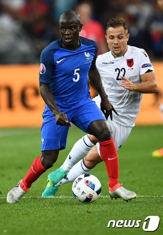 본문 이미지 - 프랑스 대표팀 소속으로 유로2016에 참가했던 은골로 캉테가 결국 첼시 유니폼을 입는다. ⓒ AFP=News1