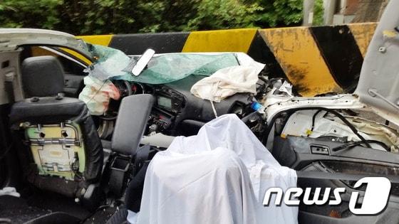 본문 이미지 - 17일 오후 5시55분쯤 강원도 평창군 영동고속도로 봉평터널 입구(인천방향)에서 버스1대가 승용차 5대를 잇따라 추돌했다. 이 사고로 승용차 안에 타고 있던 탑승객 4명이 사망했다.(강원소방본부 제공)2016.7.17/뉴스1 ⓒ News1 정진욱 기자