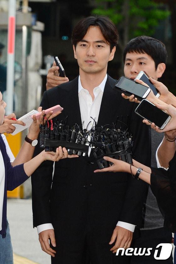 본문 이미지 - 성폭행 혐의로 피소된 배우 이진욱이 피의자 신분으로 경찰 조사를 받기 위해 17일 오후 서울 강남구 개포동 수서경찰서에 들어서기 앞서 취재진의 질문에 답하고 있다. 서울 수서경찰서에 따르면 여성 A씨는 이씨로부터 성폭행을 당했다며 14일 경찰에 고소장을 접수했다. A씨는 지난 12일 오후 자신의 지인과 이씨와 함께 한 식사 자리 이후 이씨가 자신의 집으로 찾아와 성폭행했다고 주장한 것으로 알려졌다. 당시 술은 마시지 않은 상태였다고 경찰은 전했다. 2016.7.17/뉴스1 ⓒ News1 임세영 기자