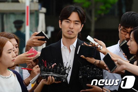 본문 이미지 - 성폭행 혐의로 피소된 배우 이진욱이  경찰 조사를 받기 위해 17일 오후 서울 강남구 개포동 수서경찰서에 들어서기 앞서 취재진의 질문에 답하고 있다. 2016.7.17/뉴스1 ⓒ News1 임세영 기자