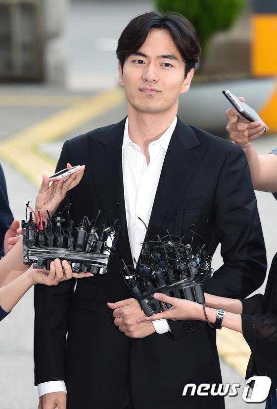 본문 이미지 - ‘성폭행 혐의’로 피소된 배우 이진욱(35)이 17일 오후 서울 수서경찰서로 조사를 받기 위해 출두하며 “얼굴이 알려졌다는 이유만으로 너무 쉽게 생각하는 것 같은데 무고는 큰 죄이다”며 “성실히 조사 받고 나오겠다”고 말했다. ⓒ News1 권현진 기자