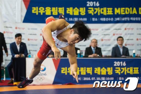 본문 이미지 - 리우올림픽 레슬링 국가대표 미디어데이에서 김현우 선수가 구슬땀을 흘리며 훈련하고 있다. /뉴스1 ⓒ News1 유승관 기자
