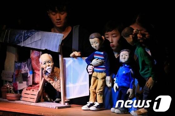 본문 이미지 - 인형음악극 깔깔나무 공연 모습. 전남문화관광재단은 방학을 앞둔 20일 남도소리울림터 공연장에서 2회 공연한다.(전남문화관광재단 제공) 2016.7.18ⓒ News1
