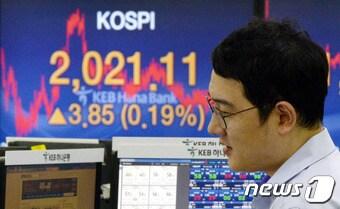 본문 이미지 - 18일 오후 서울 중구 KEB 하나은행 본점 딜링룸. 2016.7.18/뉴스1 ⓒ News1 안은나 기자