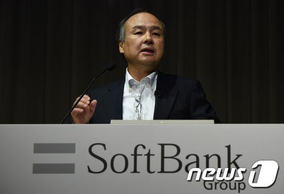 본문 이미지 - 손정의 소프트뱅크 회장과 소프트뱅크 그룹 로고. ⓒ AFP=뉴스1