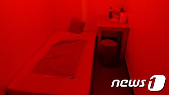 본문 이미지 - 경찰에 적발된 성매매업소 현장. (부산 남부경찰서 제공) ⓒ News1 DB