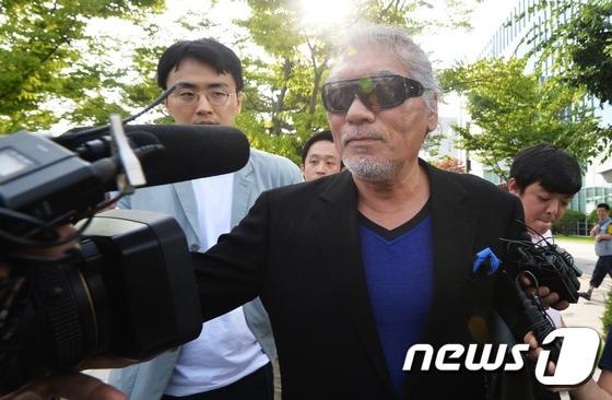 본문 이미지 - 수원지방법원 여주지원에서 열린 세번째 이혼조정 기일 마치고 법원에서 나오고 있는 나훈아. 2016.7.18/뉴스1 ⓒ News1 이재명 기자