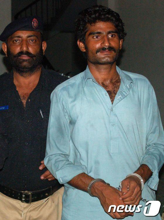 본문 이미지 - 여동생인 파키스탄의 온라인 인기 스타 콴딜 발로흐를 살해한 무함마드 와심(오른쪽). ⓒ AFP=뉴스1