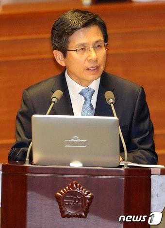 본문 이미지 - 19일 서울 여의도 국회 본회의장에서 열린 사드(THAAD·고고도미사일방어체계) 배치에 대한 긴급현안질문에서 황교안 국무총리가 의원들의 질의에 답변하고 있다. 2016.7.19/뉴스1 ⓒ News1 손형주 기자