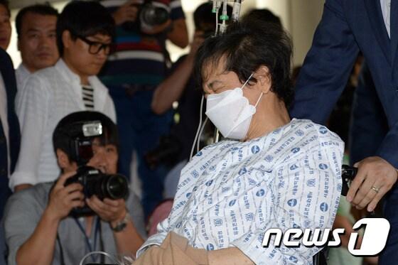 본문 이미지 - 2014년 9월 서울 서초동 서울고법에서 열린 항소심 선고공판에 휠체어를 탄 채 출석하는 이재현 회장 모습. ⓒ News1 추연화 기자