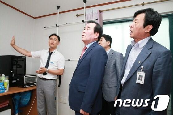 본문 이미지 - 김지철 교육감 도서지역 학교 방문 ⓒ News1