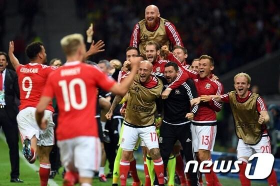 본문 이미지 - 웨일스 선수들이 2일(한국시간) 프랑스 릴의 스타드 피에루 모루아에서 열린 벨기에와의 2016 유럽축구선수권대회 8강전에서 득점 후 기뻐하고 있다. ⓒ AFP=News1