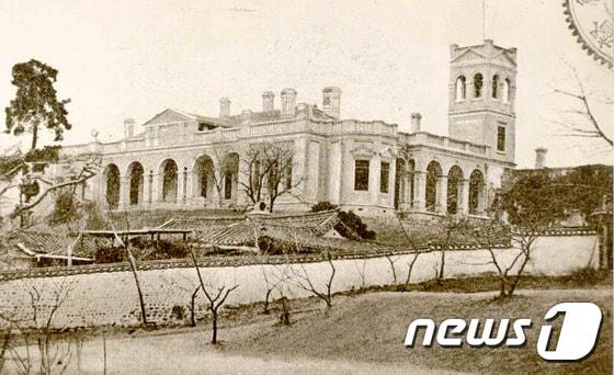 본문 이미지 - 1896년 촬영된 서울 구 러시아공사관. (사진제공 문화재청) ⓒ News1