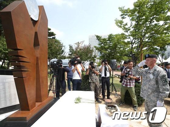 본문 이미지 - 토마스 그레이브 주한미8군 작전부사령관이 20일 오전 대전 서구 보라매공원에서 열린 대전지구전투 전승기념식에서 대전지구전투 호국영웅비에 헌화 후 경례를 하고 있다.  (국가보훈처 제공) 2016.7.20/뉴스1