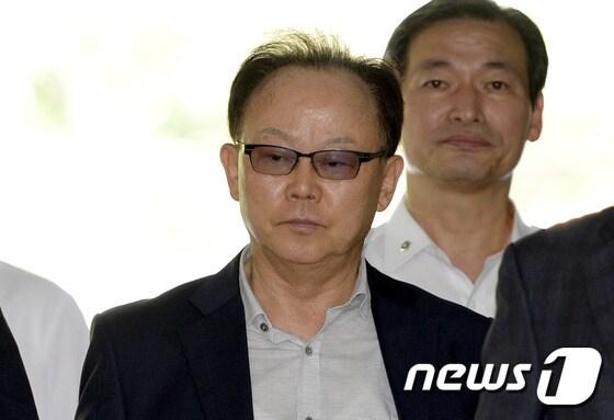 본문 이미지 - 200억원대 조세포탈 혐의를 받고 있는 기준 전 롯데물산 사장. /뉴스1 ⓒ News1 안은나 기자