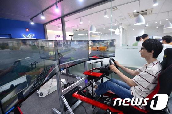 본문 이미지 - 서울 강남구 강남역 1번 출구 인근에 새로 문을 연 VR 기반 복합 문화공간 'VR 플러스 쇼룸'. 2016.7.22/뉴스1 ⓒ News1 구윤성 기자