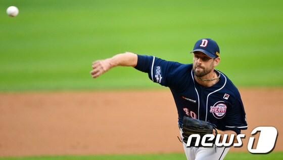 본문 이미지 - 22일 서울 송파구 잠실야구장에서 열린 프로야구 '2016 타이어뱅크 KBO 리그' LG 트윈스와 두산 베어스의 경기에서 두산 선발로 나선 니퍼트가 역투하고 있다. 2016.7.22/뉴스1 ⓒ News1 구윤성 기자