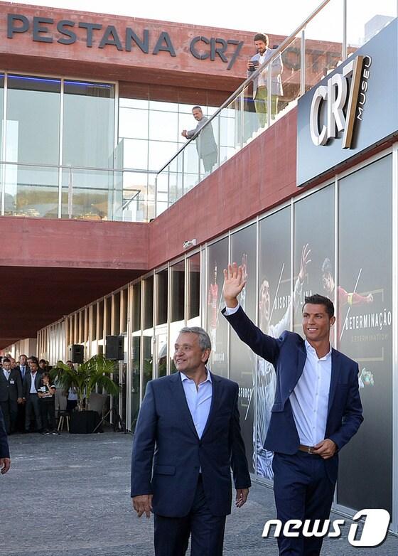 본문 이미지 - 호날두가 고향인 마데이라에 자신의 이니셜을 딴 호텔을 개장했다. ⓒ AFP=News1