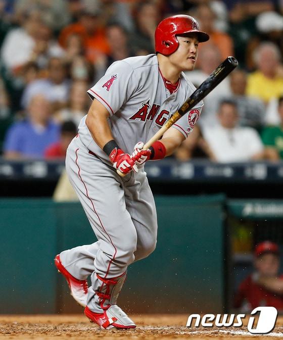 본문 이미지 - 최지만(25·LA 에인절스)이 21일(한국시간) 미국 텍사스주 알링턴의 글로브 라이프 파크에서 열린 2016 메이저리그 텍사스 레인저스와의 경기에서 7회말 교체 출전했다. 이날 최지만은 9회말 선두타자로 나가 내야안타를 날렸다.ⓒ AFP=News1