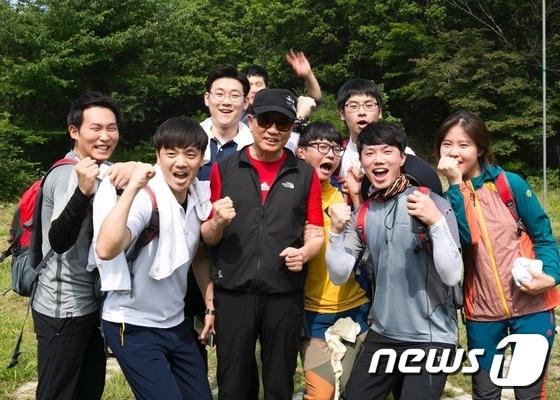본문 이미지 - 박삼구 금호아시아나그룹 회장이 신입 사원들과 함께 산행을 하며 스킨십 경영을 이어갔다. ⓒ News1