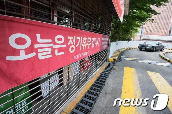 본문 이미지 - 서울역사 내 한 대형마트 앞. 2016.7.24/뉴스1 ⓒ News1 유승관 기자