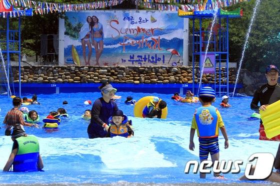 본문 이미지 - 24일 경남 창녕군 부곡하와이에서 '2016 부곡하와이 썸머 페스티발'이 열리고 있다. 이날 부곡하와이 야외 파도 풀장과 얼음조각전시관에는 2700여 명의 이용객이 몰려 더위를 식혔다. 2016.7.24/뉴스1 ⓒ News1 이철우 기자