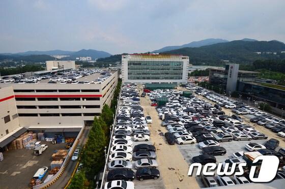 본문 이미지 - 서울의 한 수입 중고차 매매시장 모습. 2016.7.25/뉴스1 ⓒ News1 최현규 기자