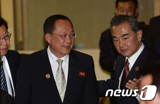 본문 이미지 - 북한 리용호 외무상(좌측 2번째)과 중국 왕이 외교부장(우측)이 지난해 라오스 수도 비엔티안에서 동남아시아국가연합(ASEAN ·아세안) 연례 외무장관 회의 및 아세안 지역안보포럼(ARF)을 계기로 회담을 했다. ⓒ AFP=뉴스1 ⓒ News1 
