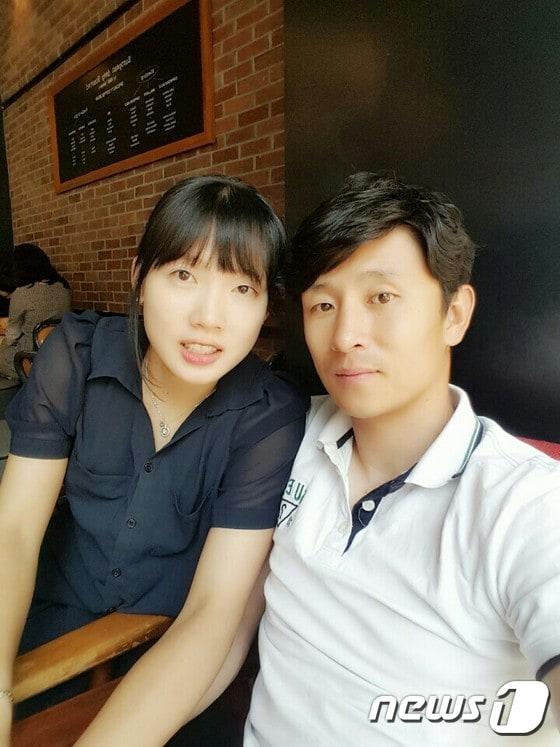 본문 이미지 - 조성원(오른쪽) 관동대 축구팀 코치와 2016 리우 올림픽 여자 배구대표팀 김해란 부부. (조성원 코치 제공) ⓒ News1