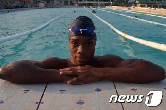 본문 이미지 - 아베이쿠 잭슨(16)이 가나 수영 국가대표로 2016 리우 올림픽에 출전한다. ⓒ AFP=News1