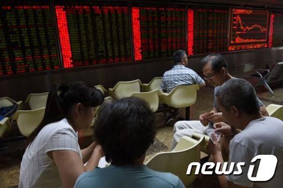본문 이미지 - 베이징의 한 증권사 객장ⓒAFP= News1