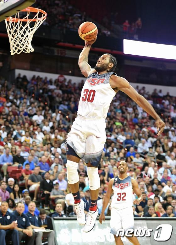 본문 이미지 - 올림픽 구기 종목에서 가장 큰 공을 사용하는 농구. 사진은 미국 대표팀의 카와이 레너드가 지난해 미국 대표팀 연습경기에서 덩크슛을 시도하는 장면. ⓒ AFP=News1